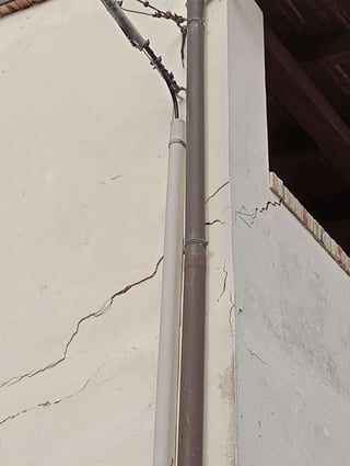 Risse in den Wänden eines Gebäudes