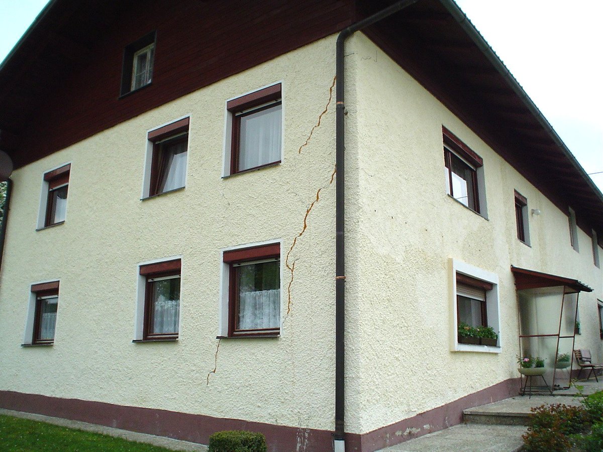 Setzungsrisse in Einfamilienhaus