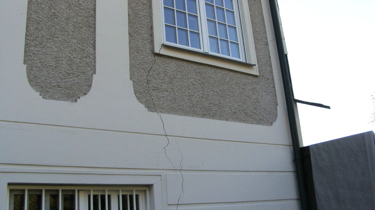 Risse im Mauerwerk einer Villa