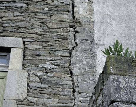 Vertikaler Riss an der Außenmauer
