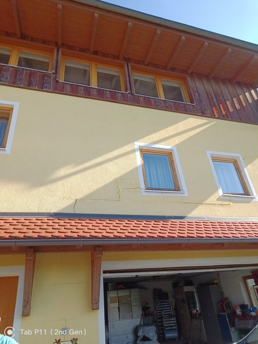 Treppenförmige Risse in Hausmauer