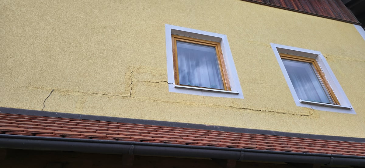 Deutliche Risse in Außenmauer, ausgehend vom Fenster