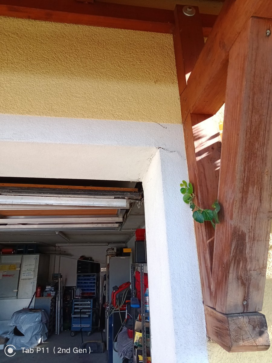 Setzungsrisse in Außenmauer von Haus