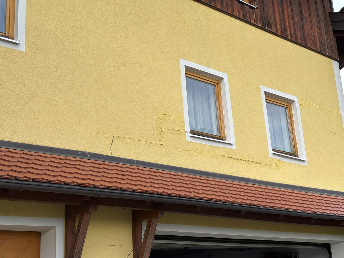 Sichtbare Risse in Fassade von Einfamilienhaus