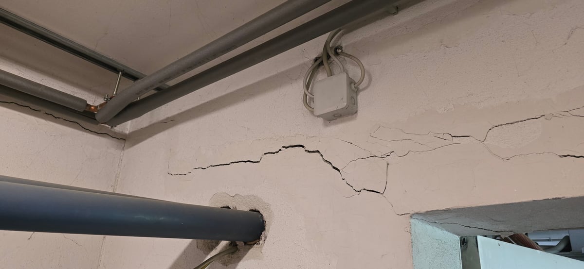 Große Risse in der Innenwand durch Setzungen