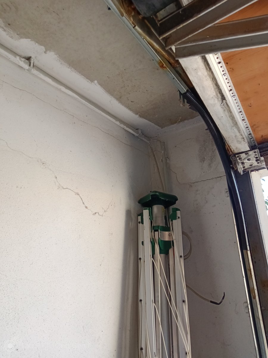 Setzungsrisse in Wand der Garage