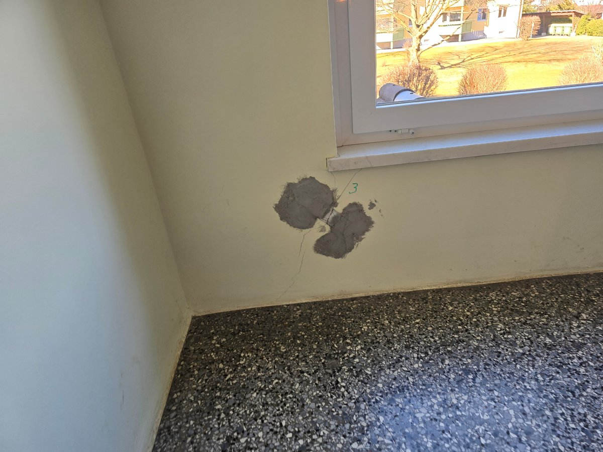 Innenansicht: Wandrisse im Stiegenhaus