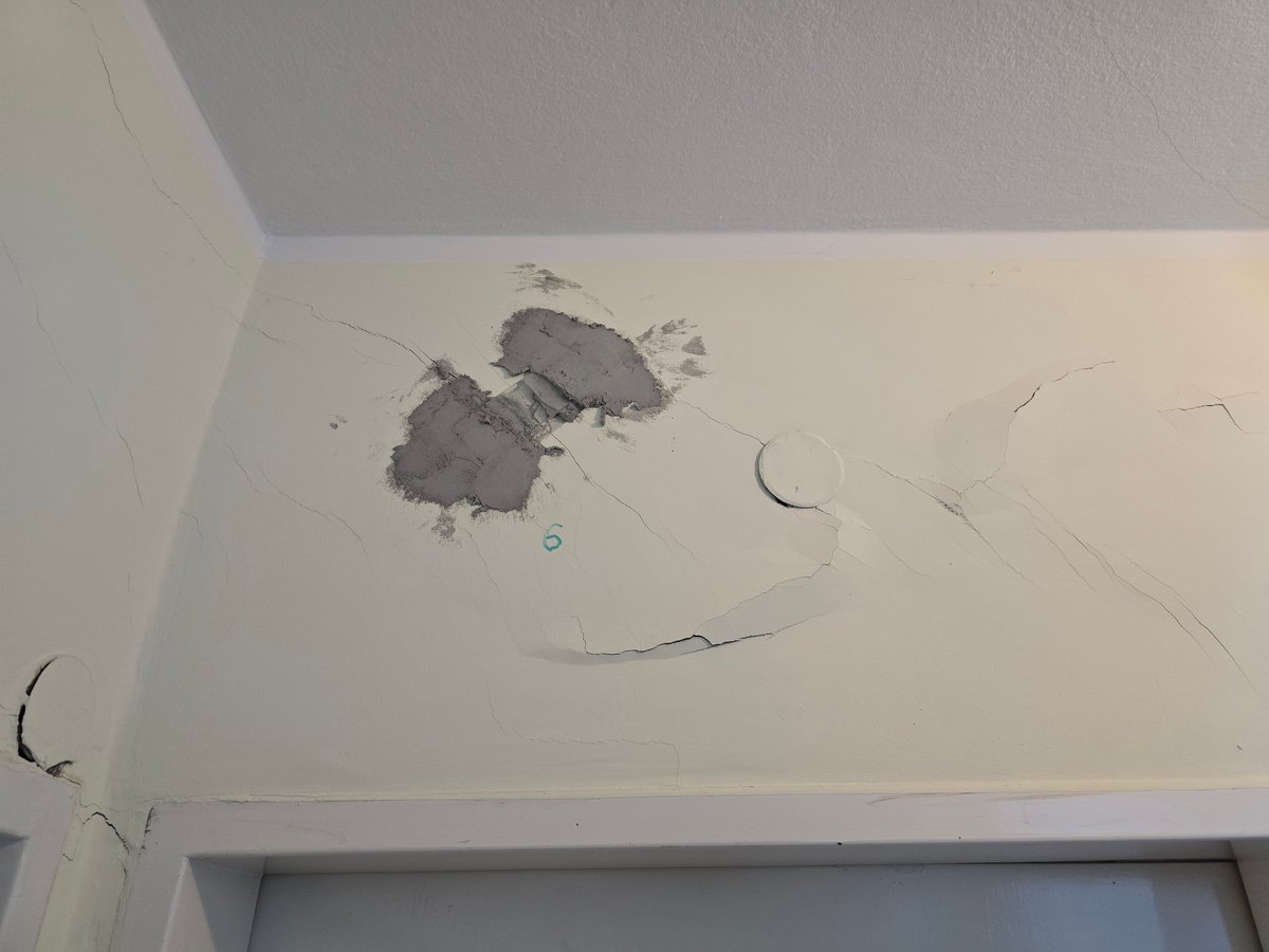 Mauerrisse im Inneren des Gebäudes