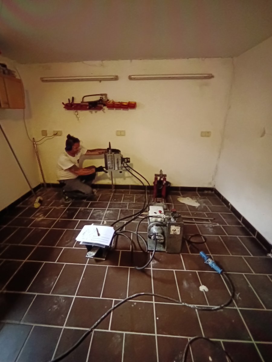 URETEK-Team im Einsatz bei Gebäudestabilisierung im Keller