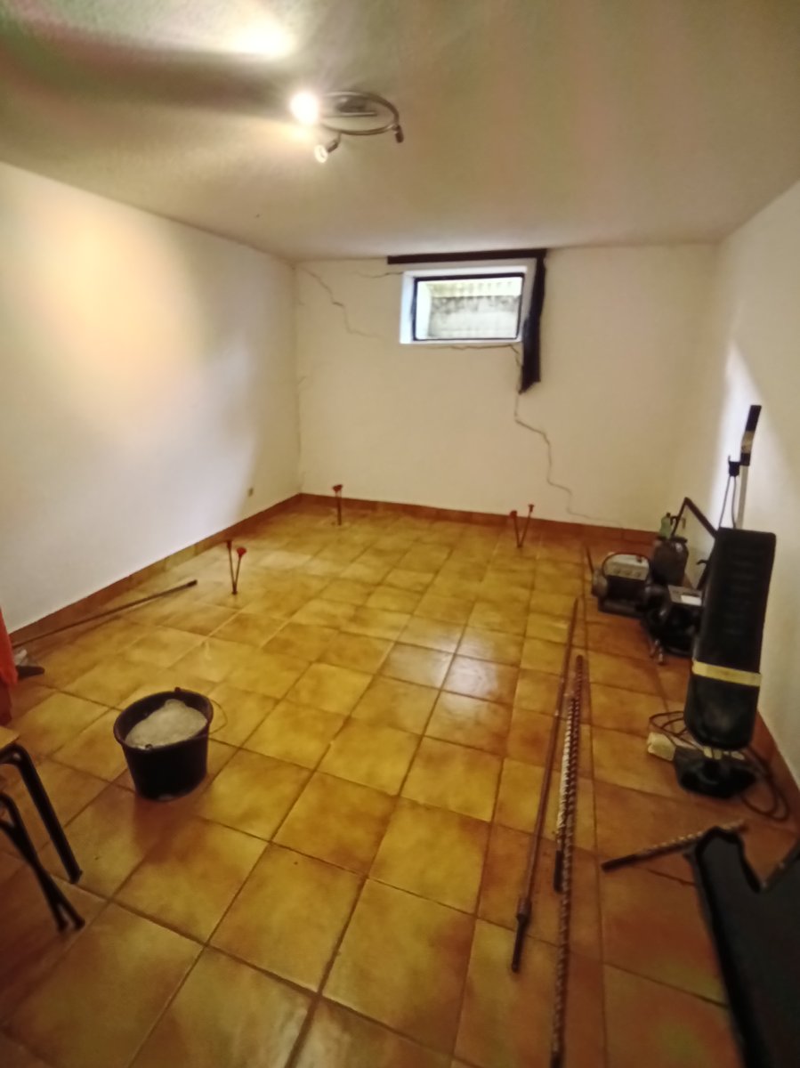 Durchführung der Kunstharzinjektion im Keller