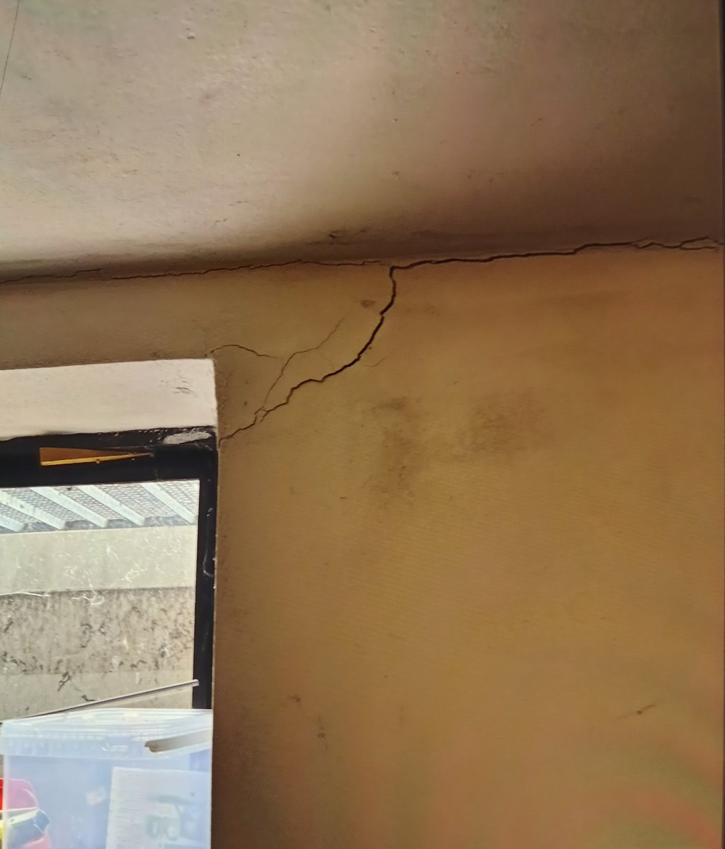 Starker Riss in der Kellerwand, ausgehend von Fenster