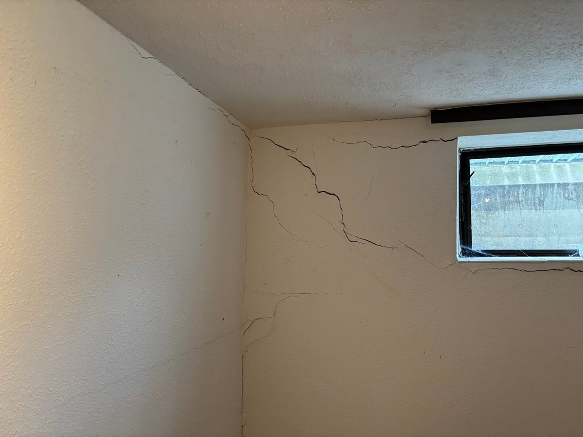 Treppenförmiger Riss an Kellerwand