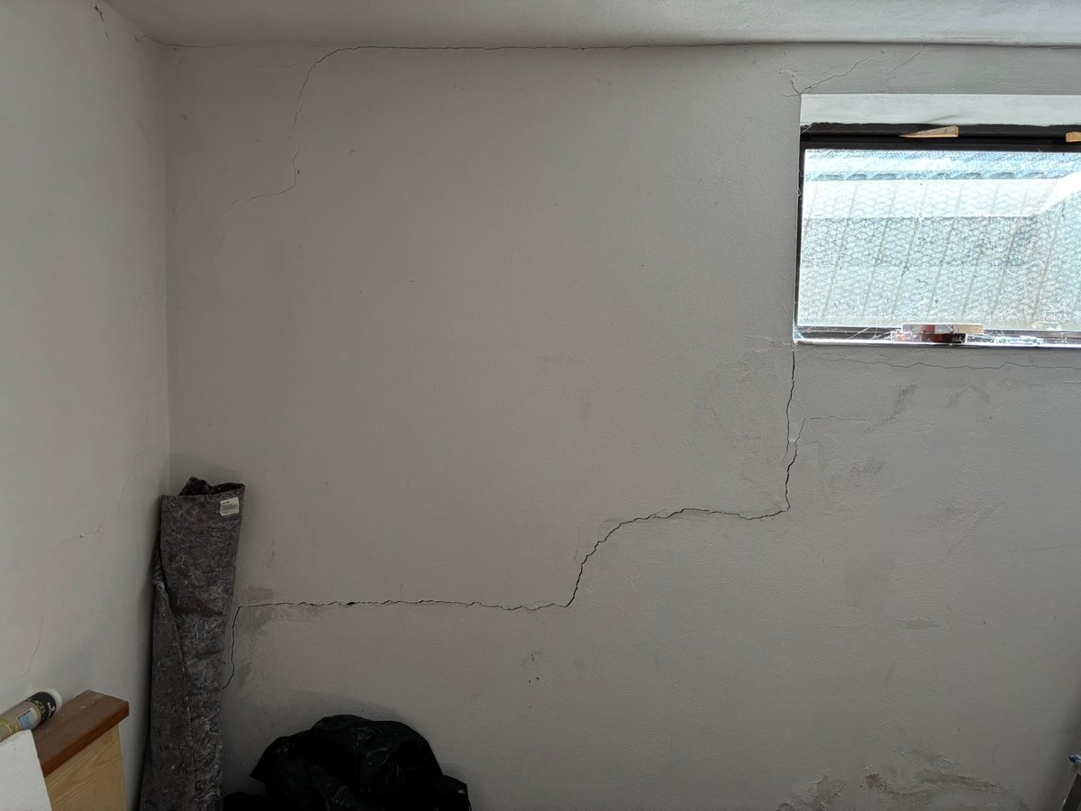 Treppenförmiger Wandriss im Keller