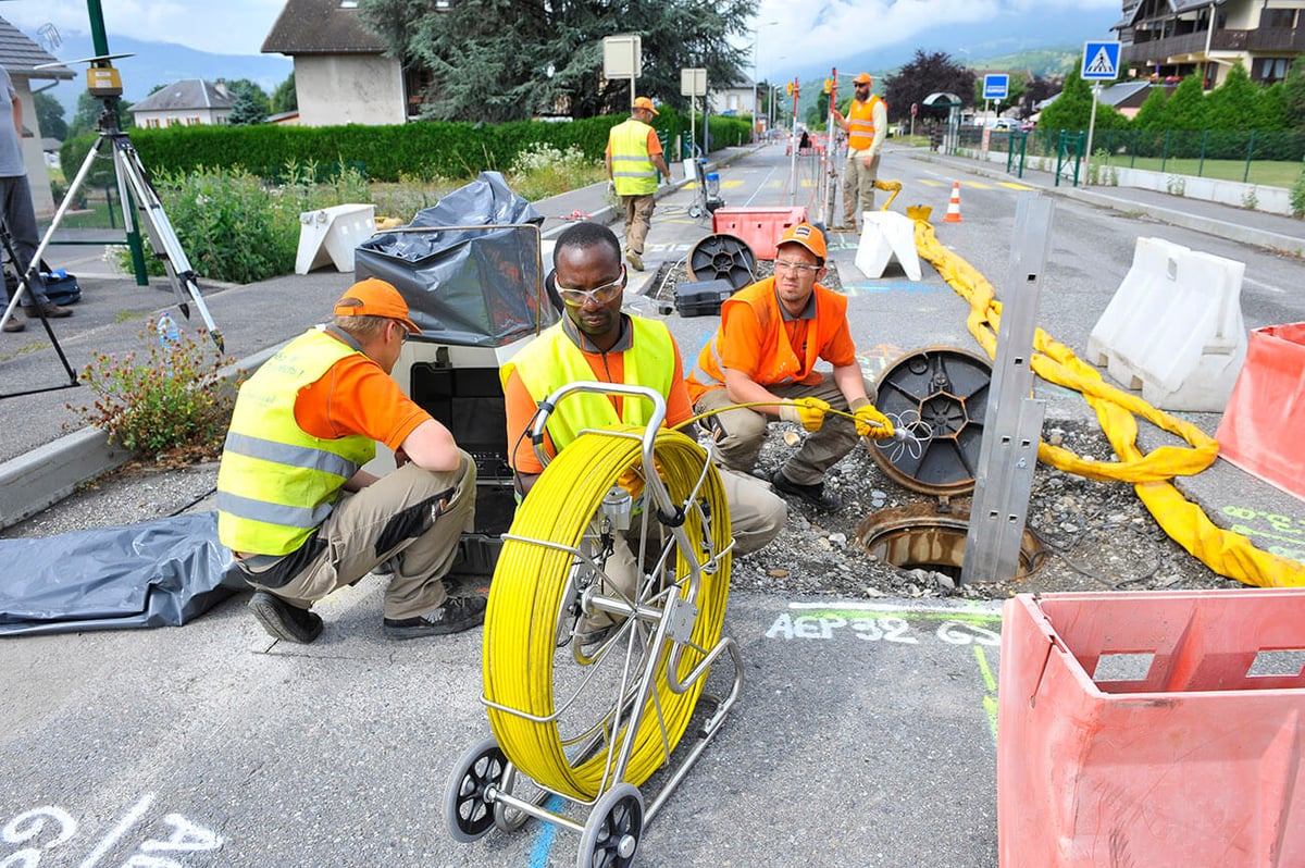 URETEK Mitarbeiter füllen Hohlräume unter der Fahrbahn