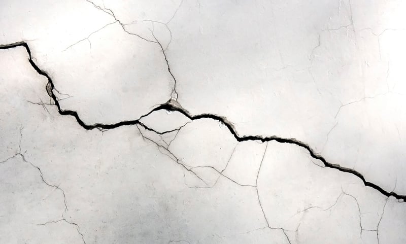 Risse in Wänden und Mauerwerk