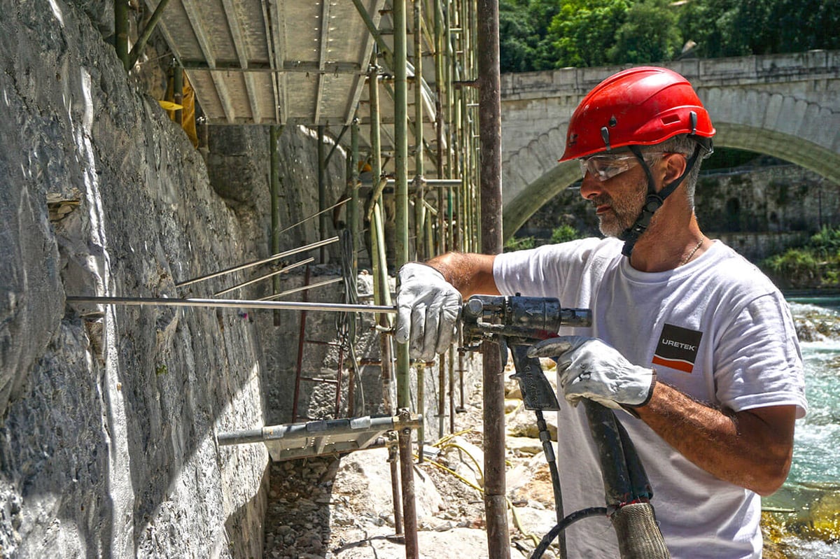Arbeiten mit Expansionsharz an einer Stützmauer