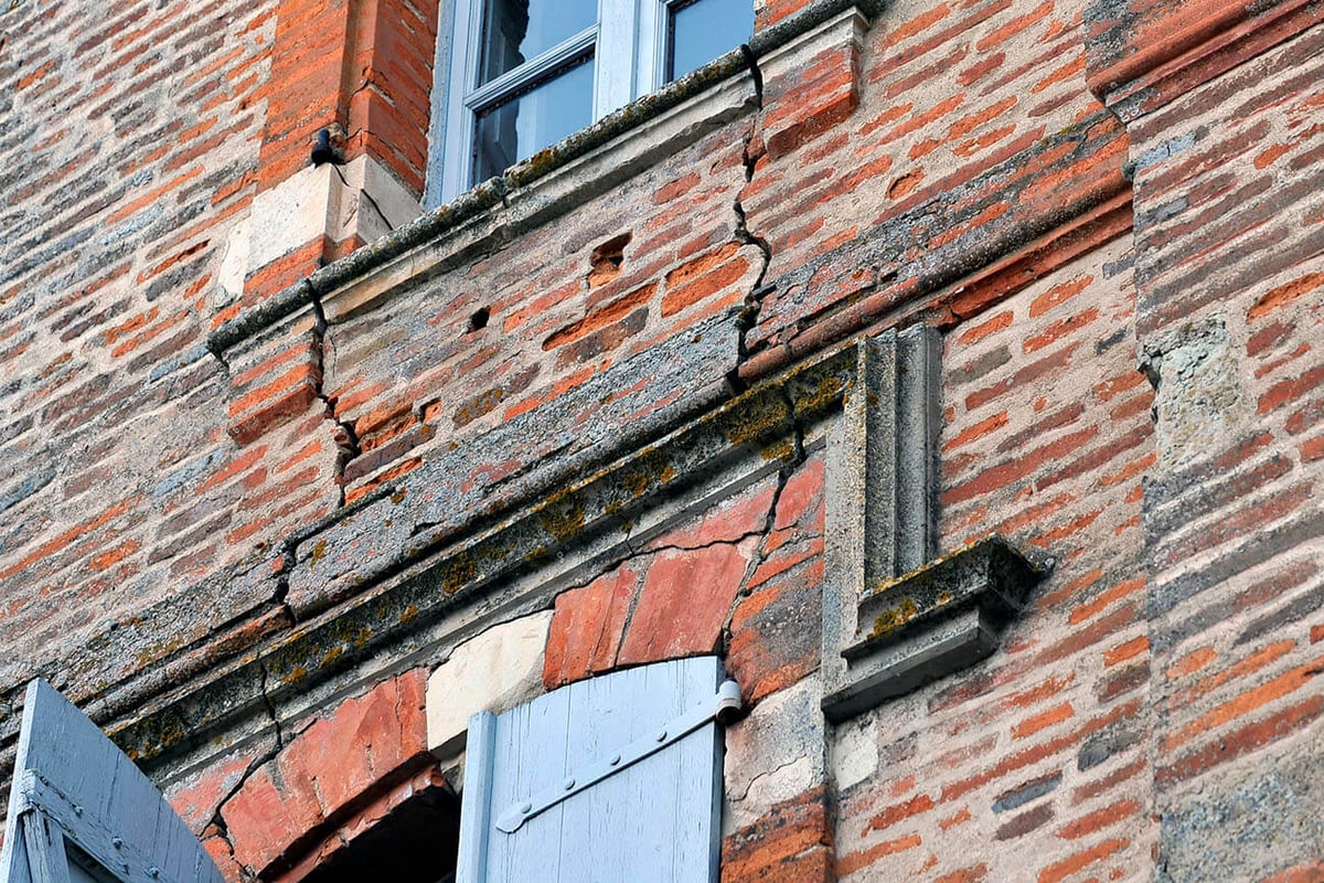 Risse in Wänden wegen Setzungen im Baugrund
