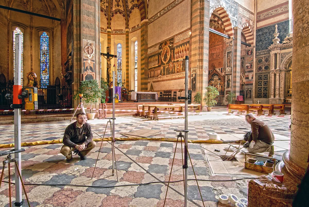 Anhebung des Bodens in einer historischen Kirche