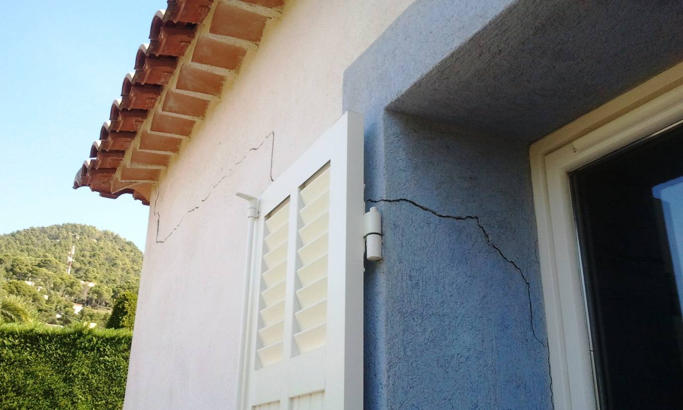 Risse in Hausmauer durch Setzungen im Boden