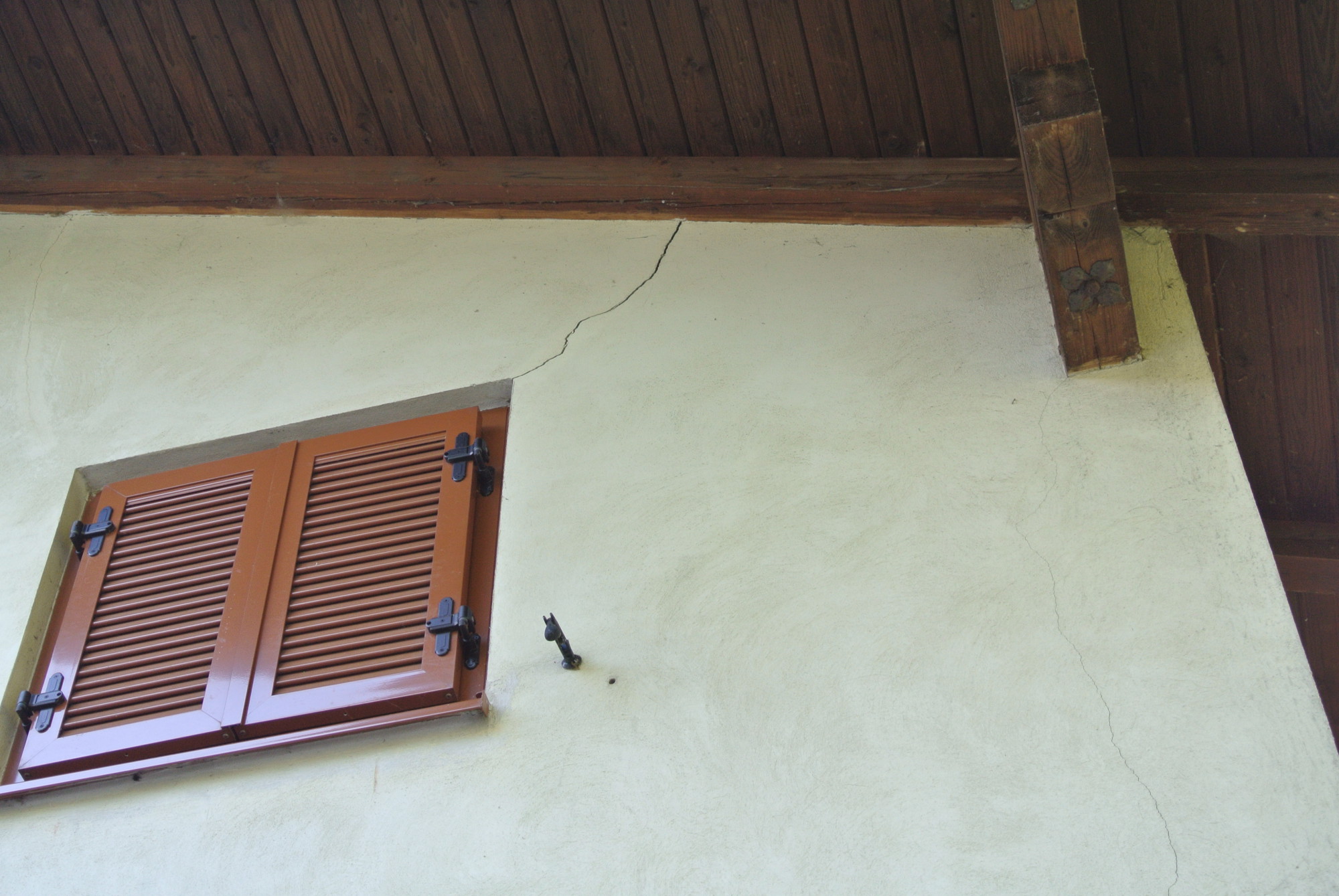Risse an Mauer von Einfamilienhaus