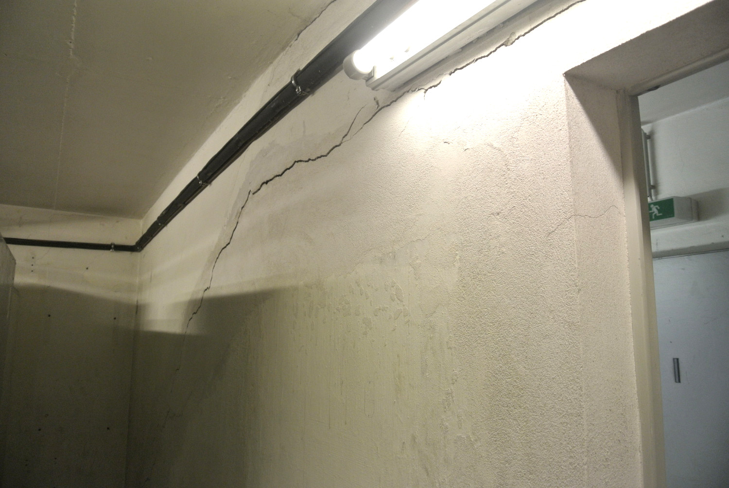Risse in Kellerwand