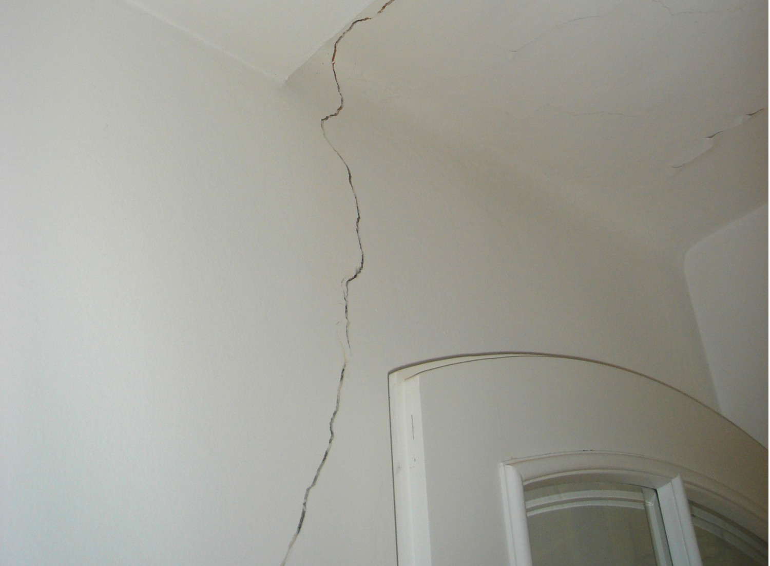 Risse in der Wand