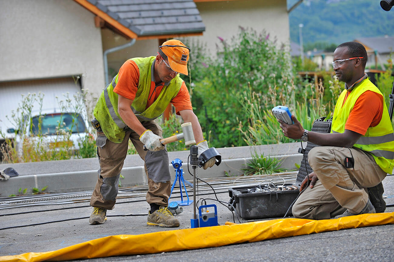 Asphalt hat Schlaglöcher nach Fundamentabsackung