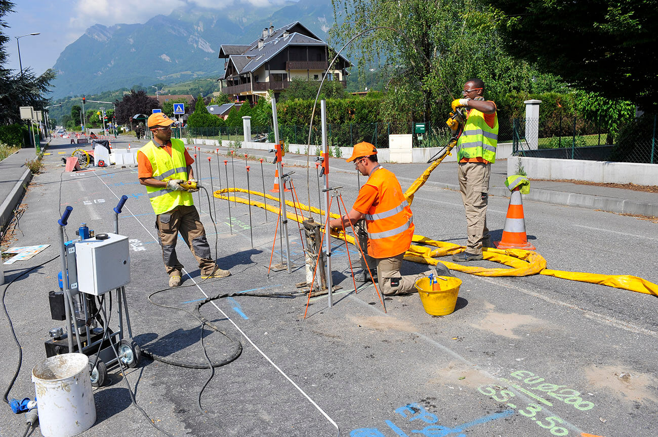 Begradigung von Gehweg und Straße durch URETEK