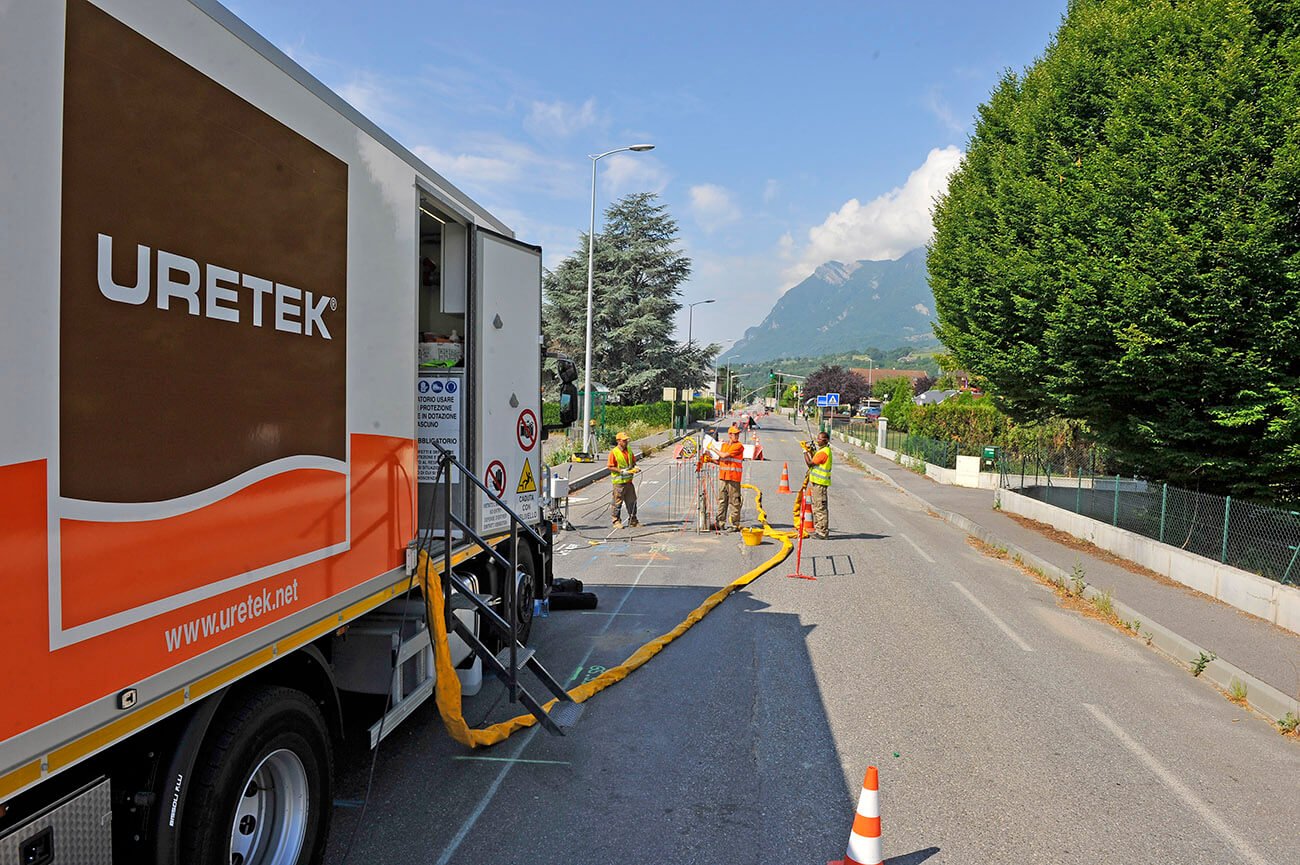 URETEK Bauarbeiten zum Ausgleich von Unebenheiten einer Straße
