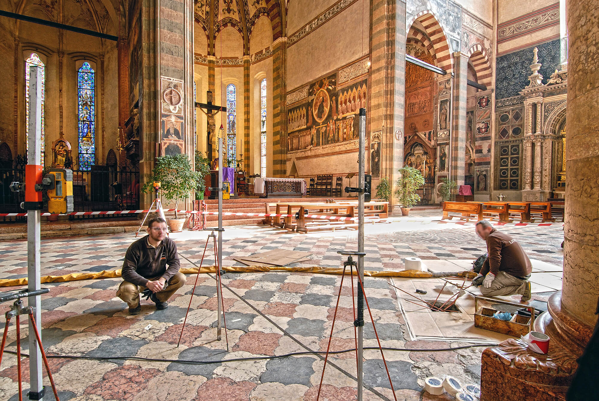 Bodenanhebung in historischer Kirche