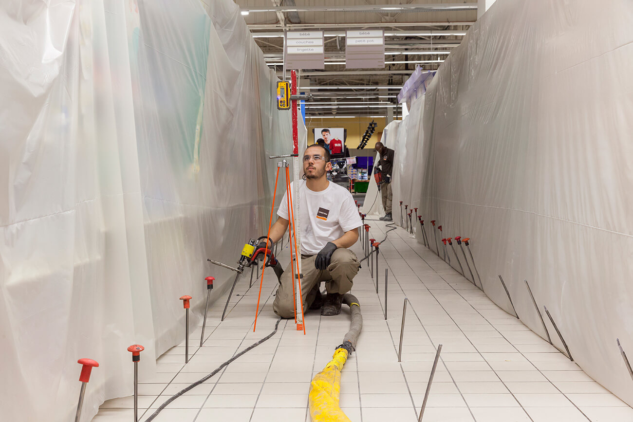 Injektion von Expansionsharz nach Setzung des Bodenbelags in Einkaufszentrum