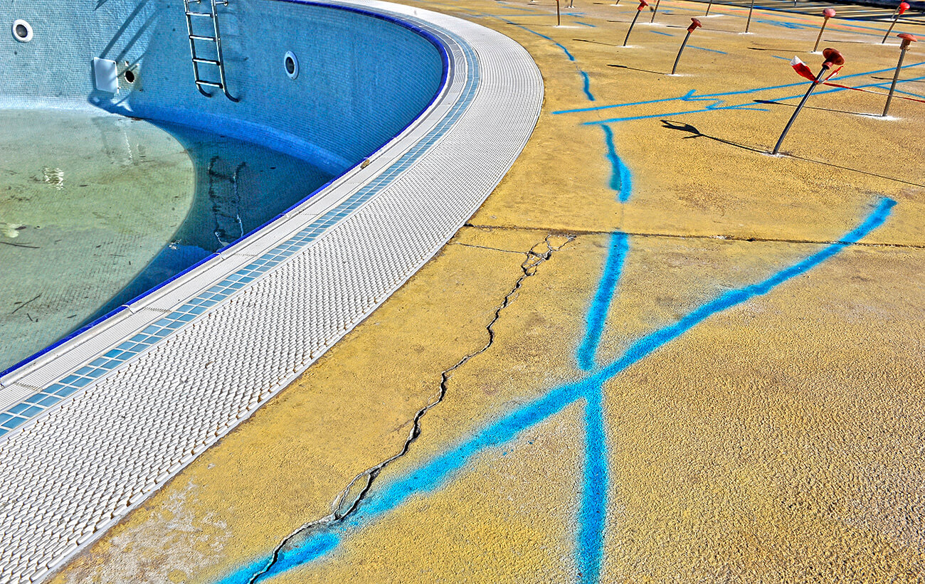 Anhebung des Bodenbelags in einem Schwimmbad