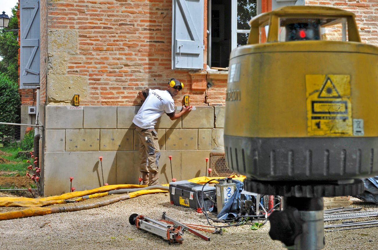 Laser-Überwachung während der Kunstharzinjektion in das Fundament