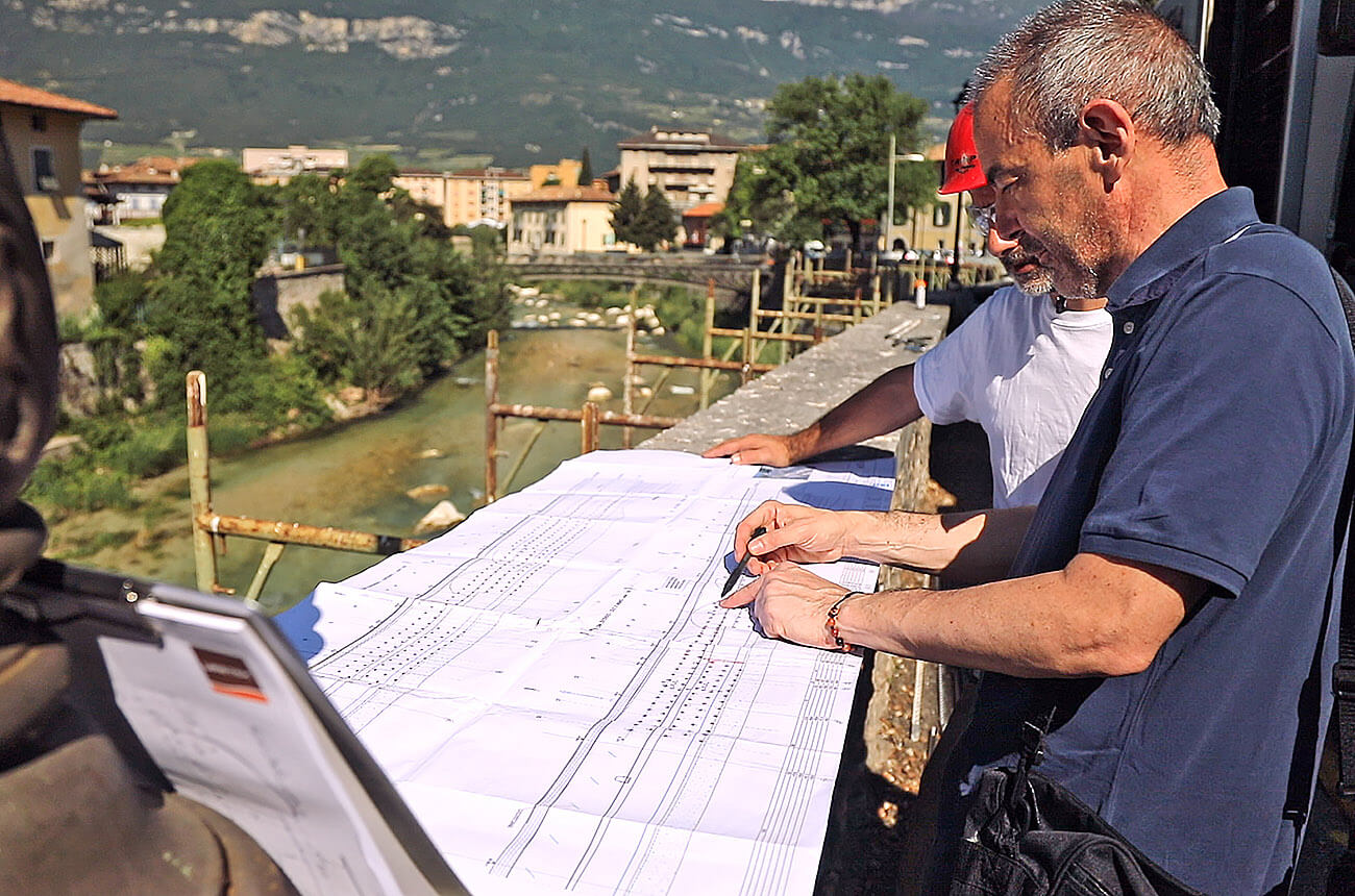 Projektbesprechung vor Stabilisierung einer Uferstützmauer