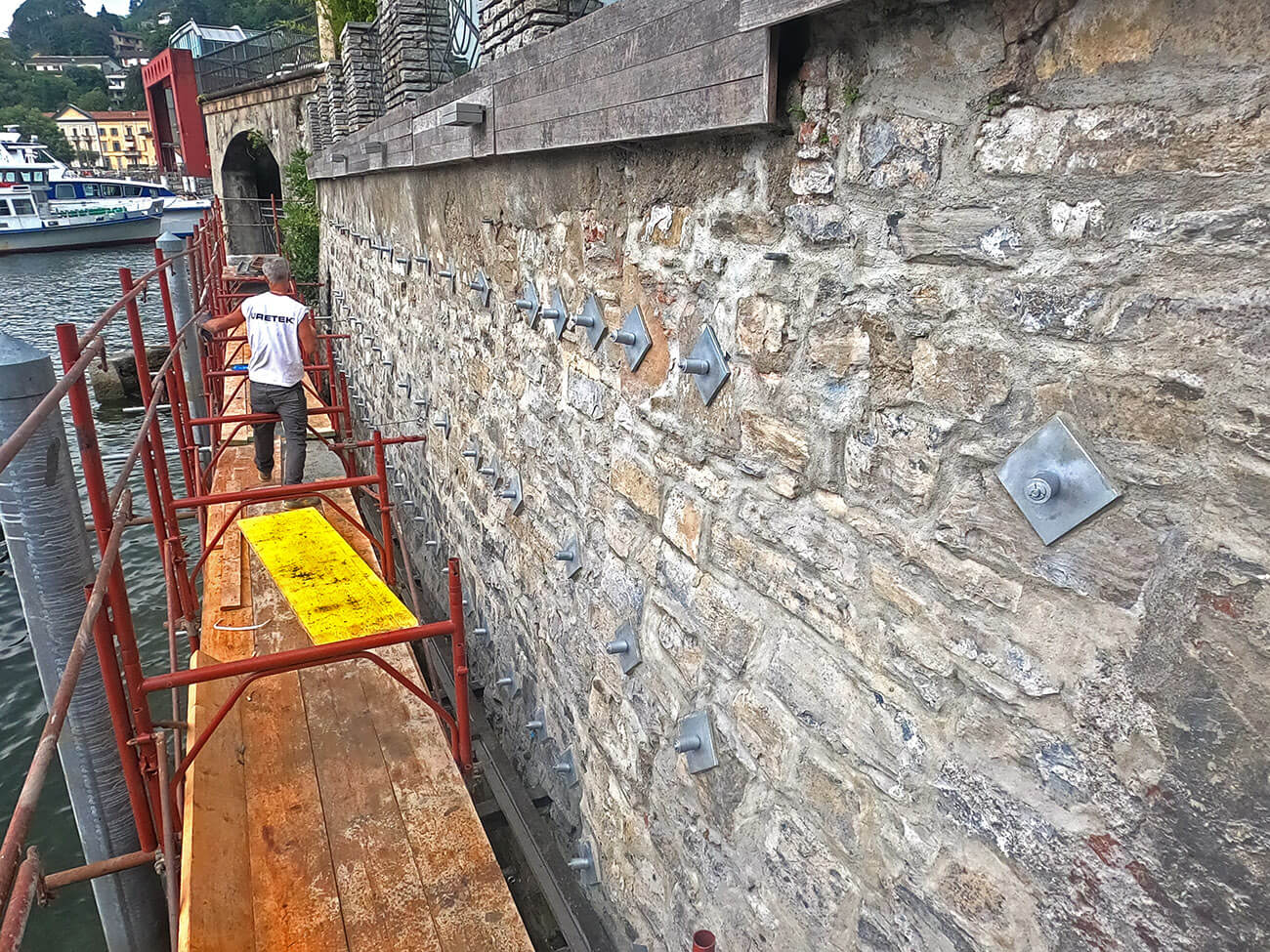 Zugstangen-Verankerung einer Stützmauer