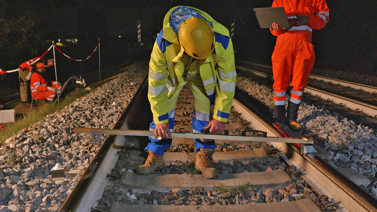 Echtzeit-gesteuerter 3-Achs-Neigungsmesser im Einsatz bei Verlagerung von Gleisschotter