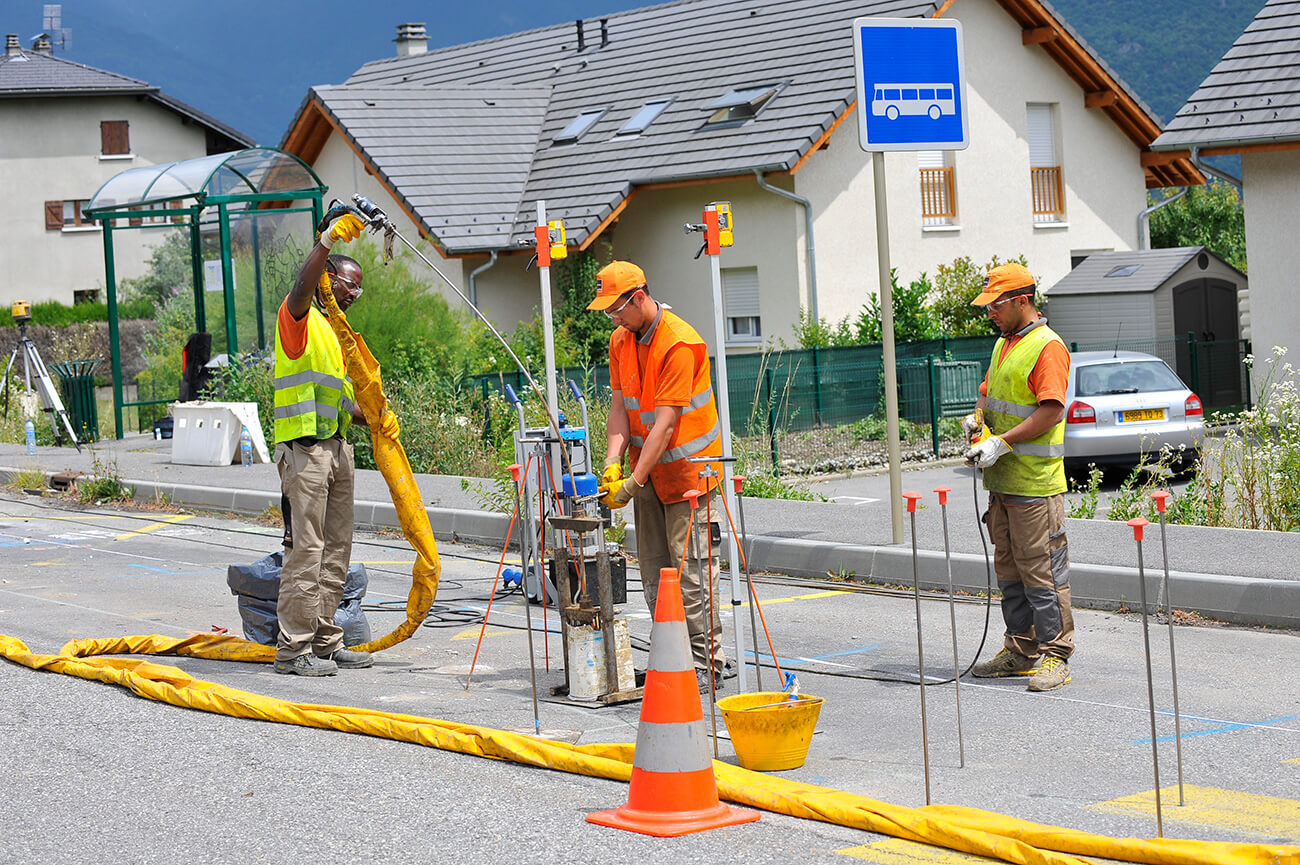 Stabilisierung von Fahrbahnbelag mit Kunstharzinjektion