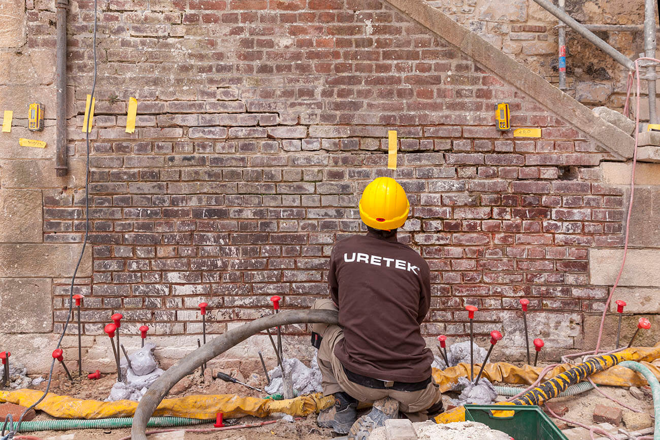 Sanierung von Rissen im Mauerwerk