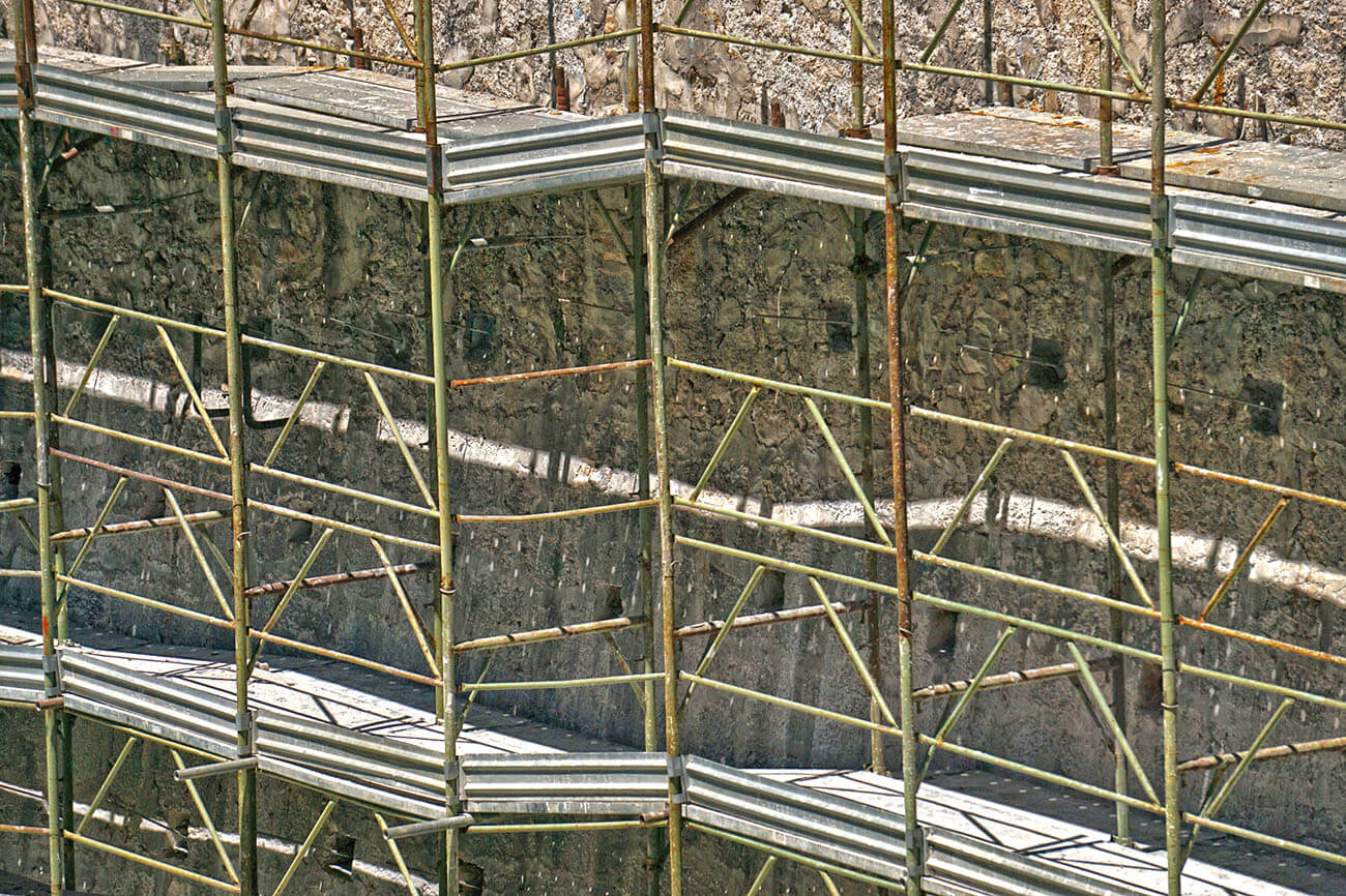 Sanierung nach Setzungen an einer Stützmauer
