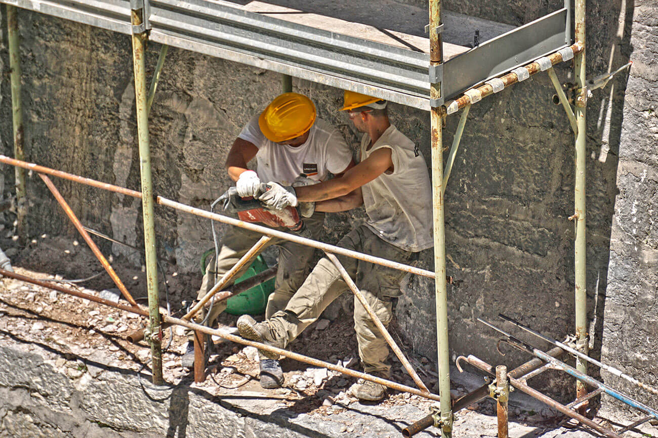 Stabilisierungsarbeiten an einer Stützmauer